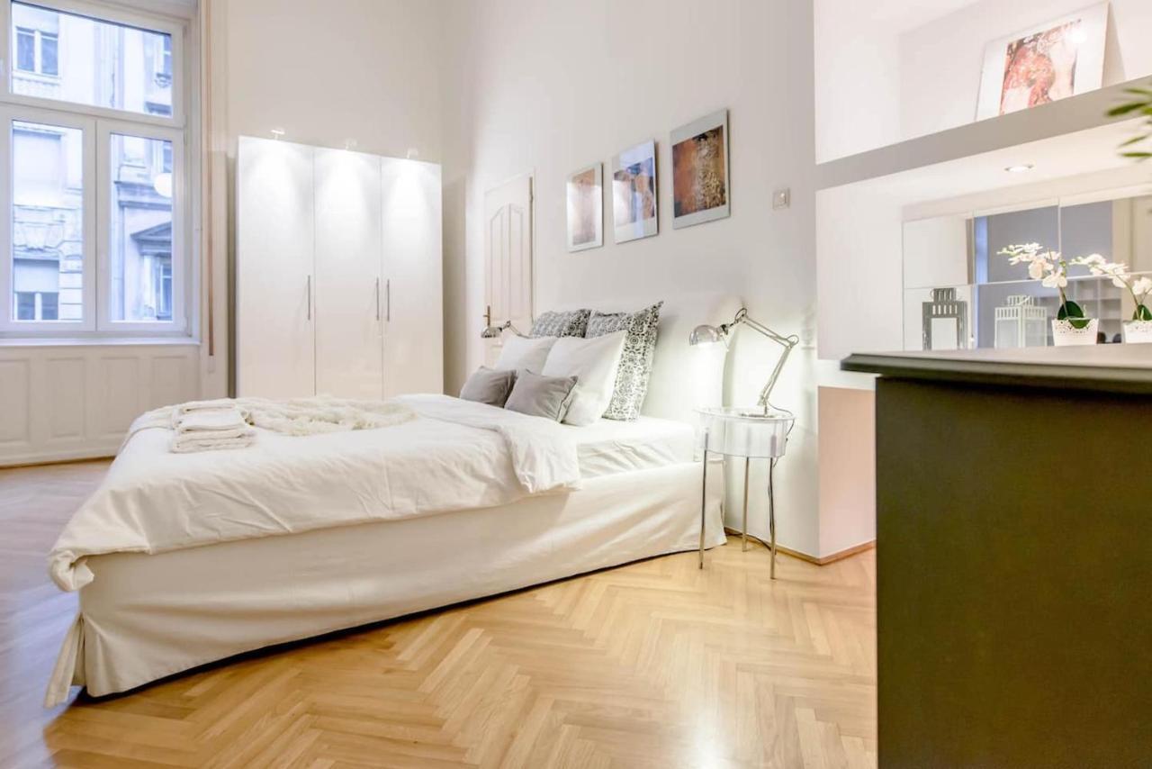 Bourgeois Elegance In The Heart Of Budapest Exterior photo