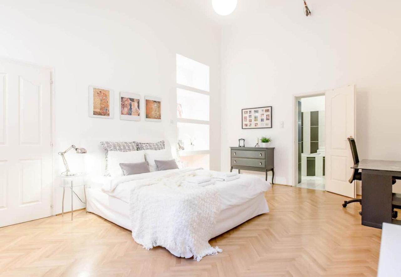 Bourgeois Elegance In The Heart Of Budapest Exterior photo
