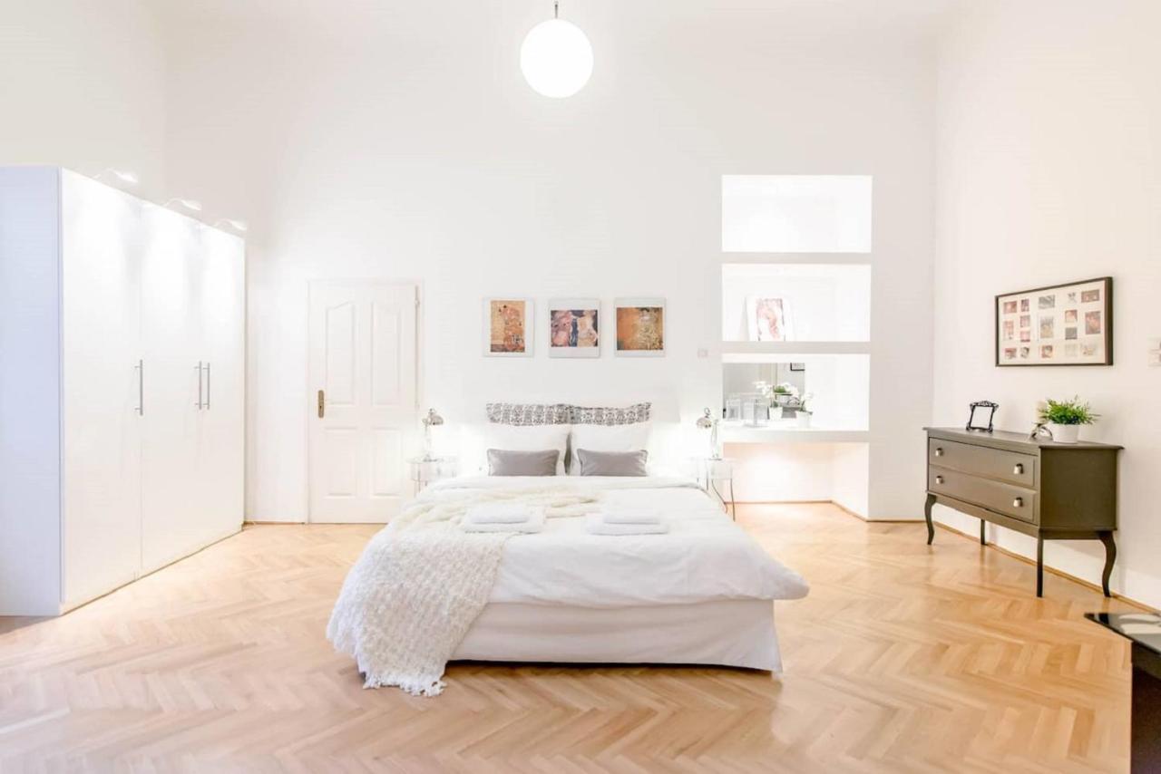 Bourgeois Elegance In The Heart Of Budapest Exterior photo